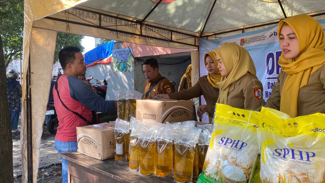 Tekan Harga Bahan Pokok, Diskopumdag Jember Gelar Operasi Pasar di Pasar Tanjung