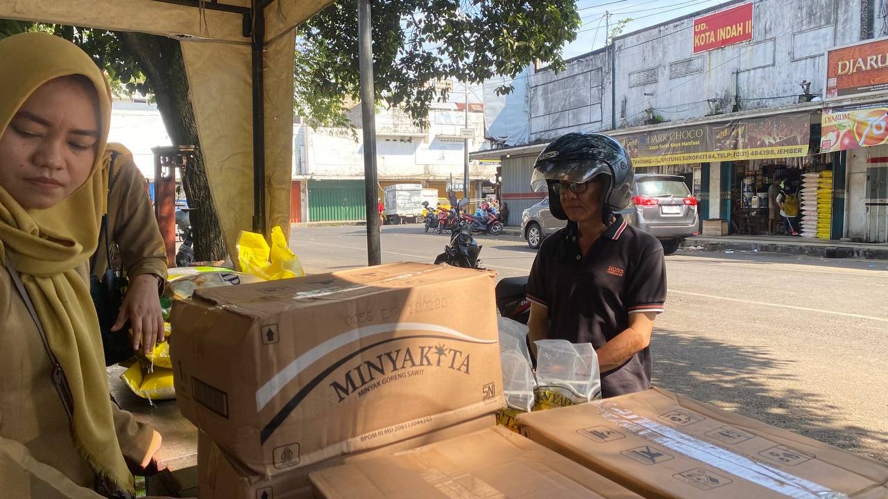 Tekan Harga Bahan Pokok, Diskopumdag Jember Gelar Operasi Pasar di Pasar Tanjung