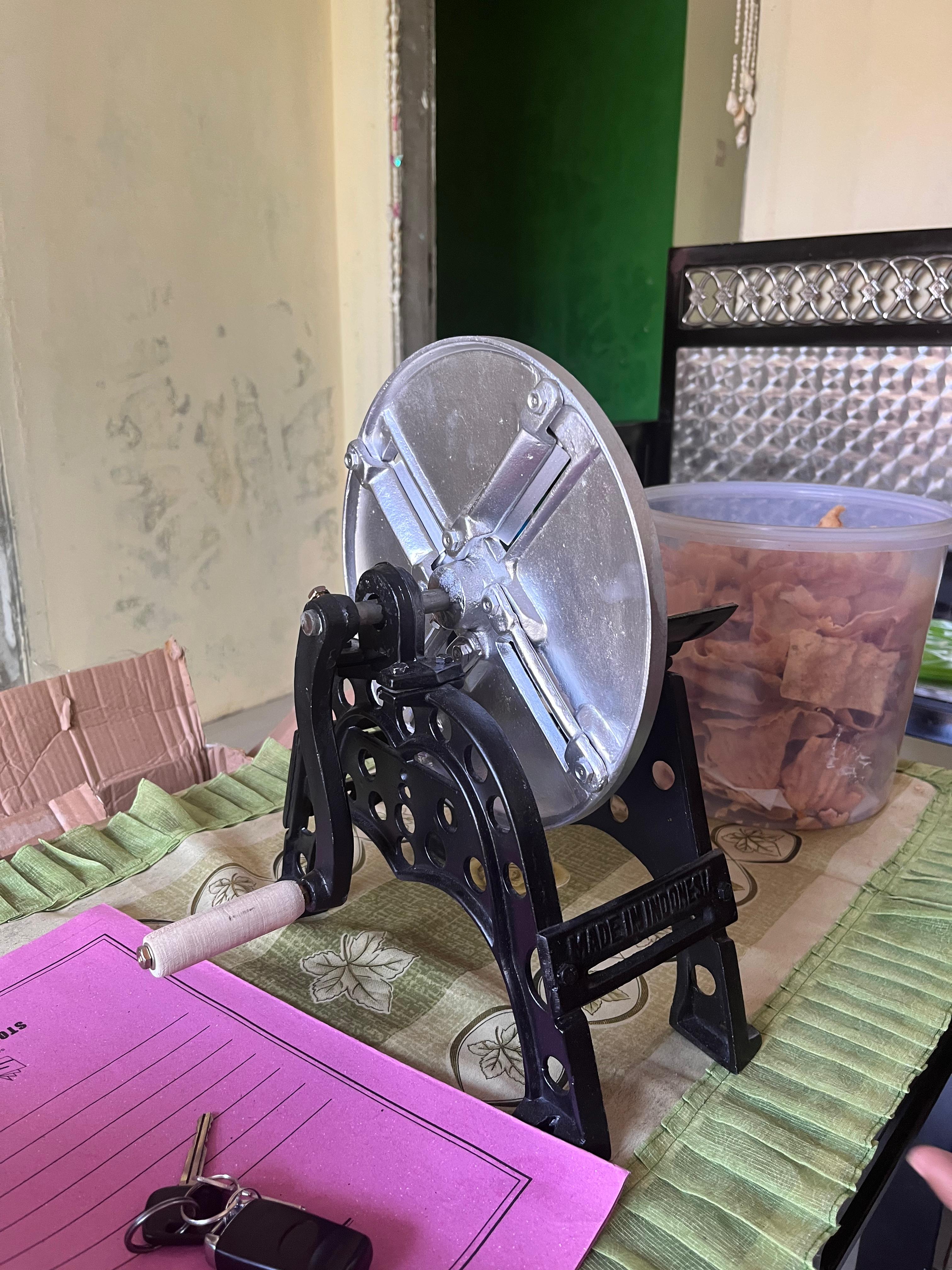 Diskopum Jember Serahkan Bantuan Alat dan Lakukan Monev Terkait Aduan Masyarakat di Wadul Guse