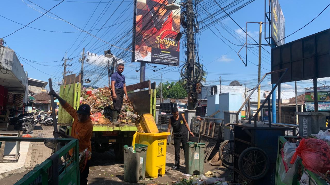 Lawan Kesan Kumuh, Pasukan Oranye Diskopumdag Jember Sisir Sampah di Pasar Mangli