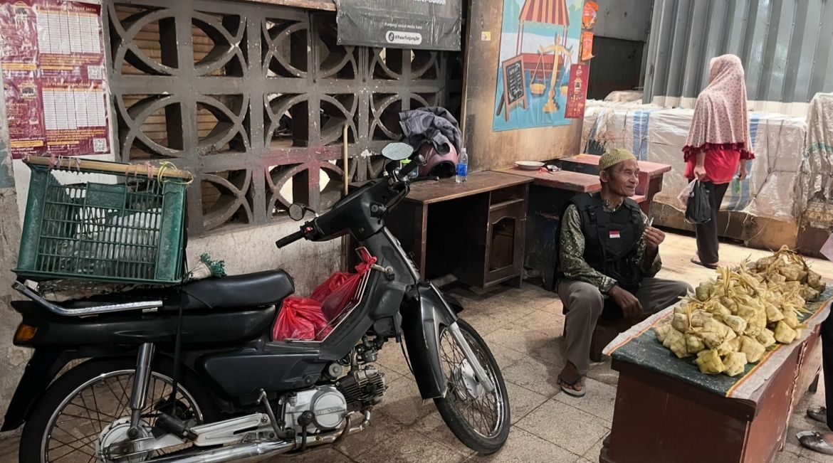 Momentum Lebaran Ketupat, Dongkrak Penjualan Ketupat di Pasar Tanjung Jember