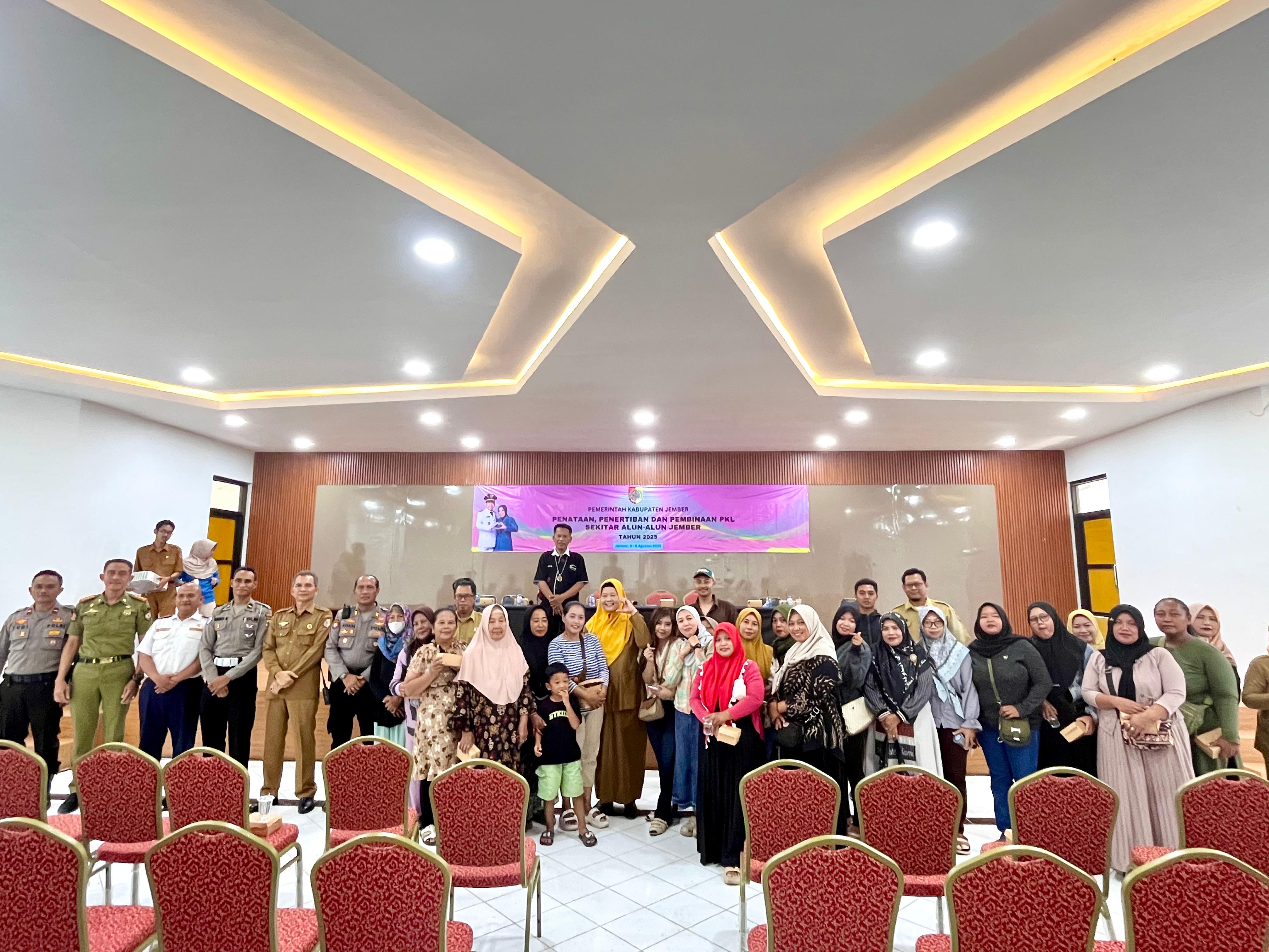 Diskopum Jember Gelar Rapat Koordinasi Penataan PKL Sekitar Alun-Alun di Gedung Jember Nusantara