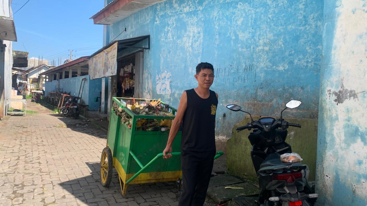 Lawan Kesan Kumuh, Pasukan Oranye Diskopumdag Jember Sisir Sampah di Pasar Mangli