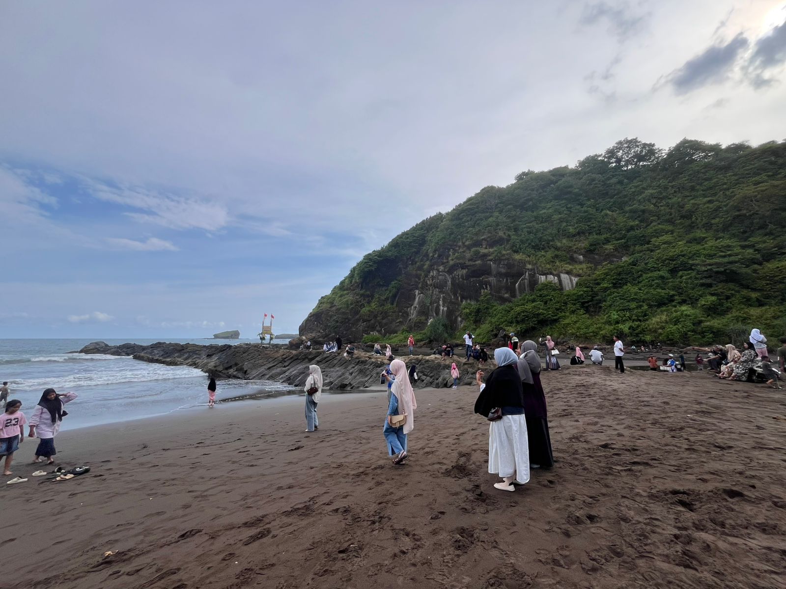 Libur Lebaran, UMKM dan PKL di Kawasan Pantai Watu Ulo Alami Peningkatan Penjualan