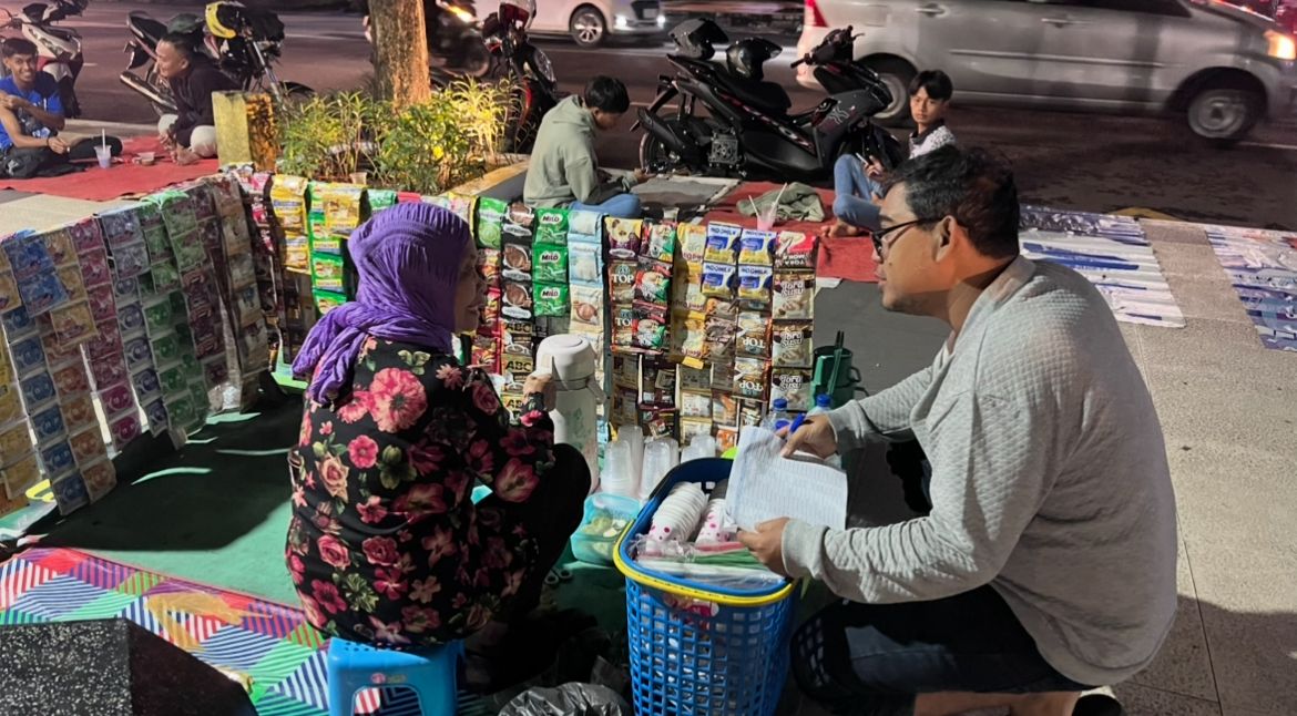 DisKopUKMDag Jember Distribusikan Kupon Beras kepada PKL di Sekitar Alun-Alun