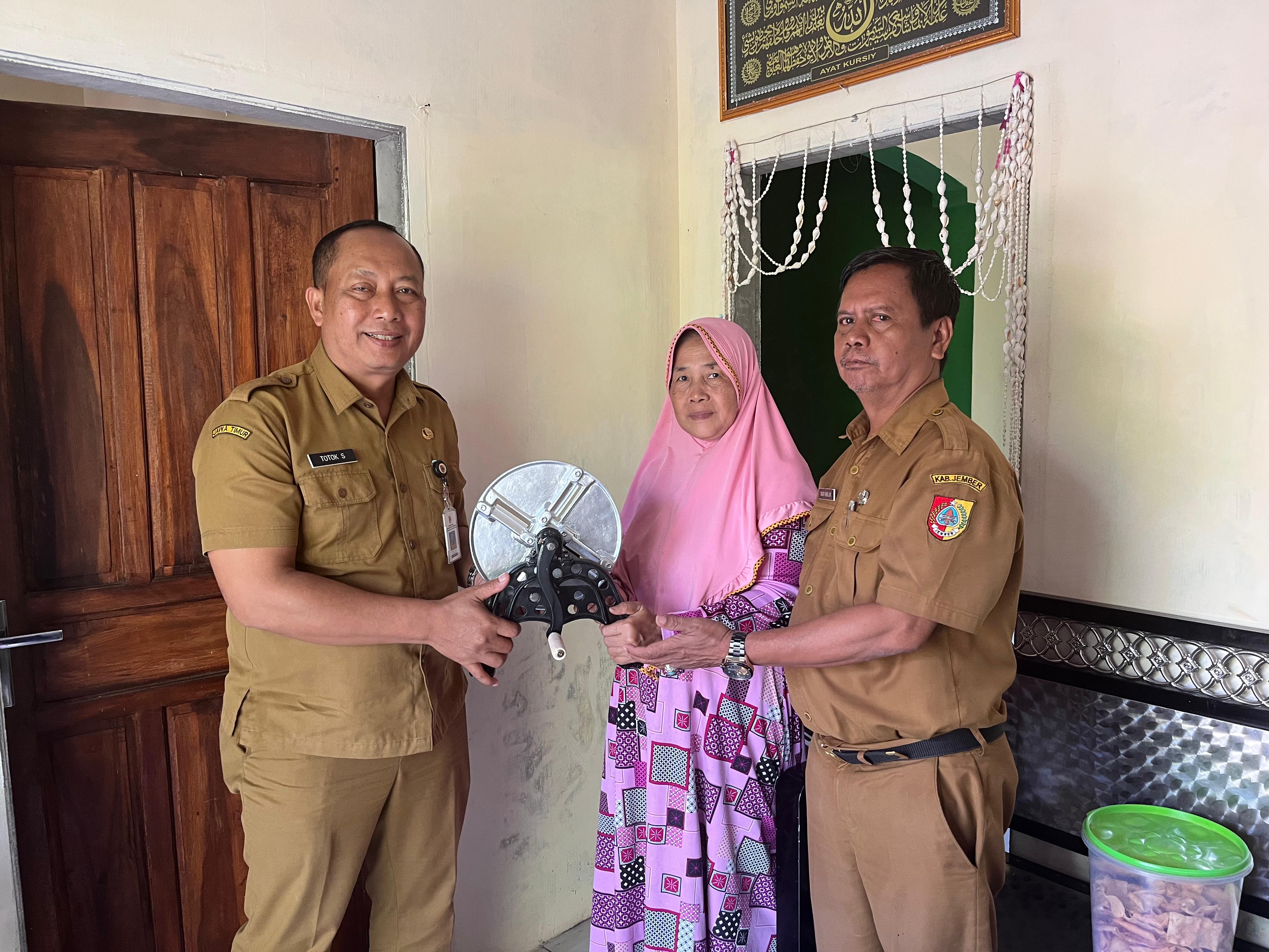 Diskopum Jember Serahkan Bantuan Alat dan Lakukan Monev Terkait Aduan Masyarakat di Wadul Guse
