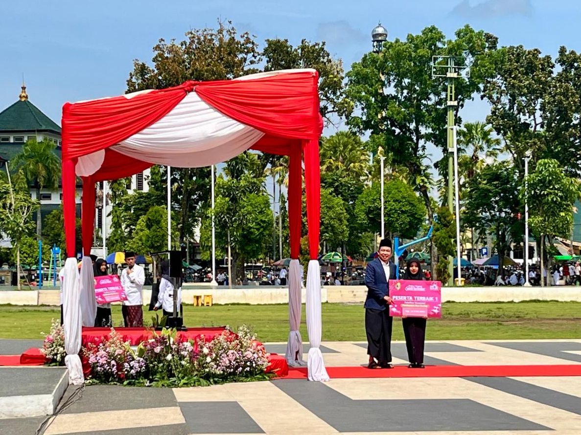Diskopum Jember Beri Penghargaan Santripreneur Terbaik pada Apel Hari Santri Nasional 2025 di Alun-Alun Jember