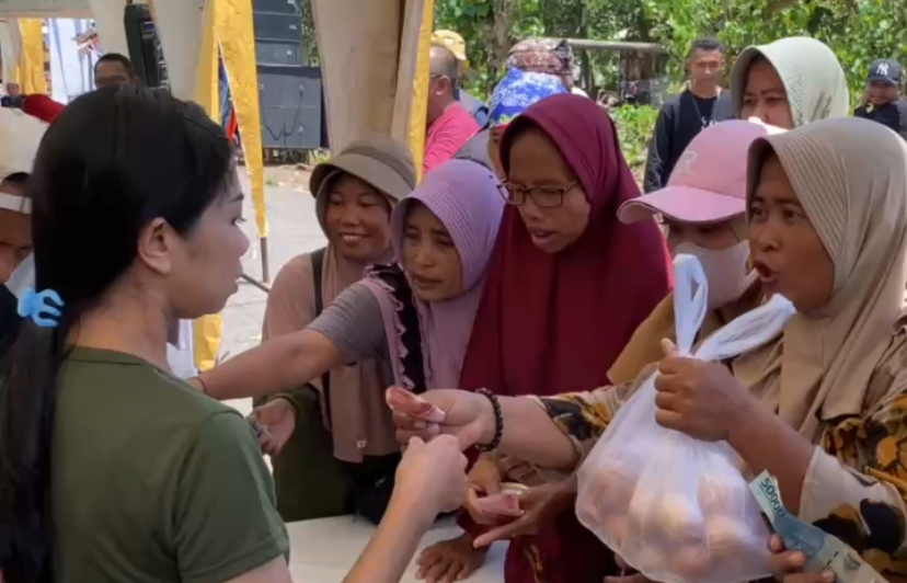Warga Balung Serbu Telur di Pasar Murah Hingga Habis terjual