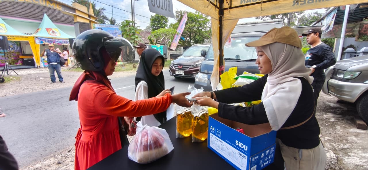 Pasar Murah Ramadhan di Balai Desa Sumber Jeruk, Kecamatan Kalisat Disambut  Antusias Warga