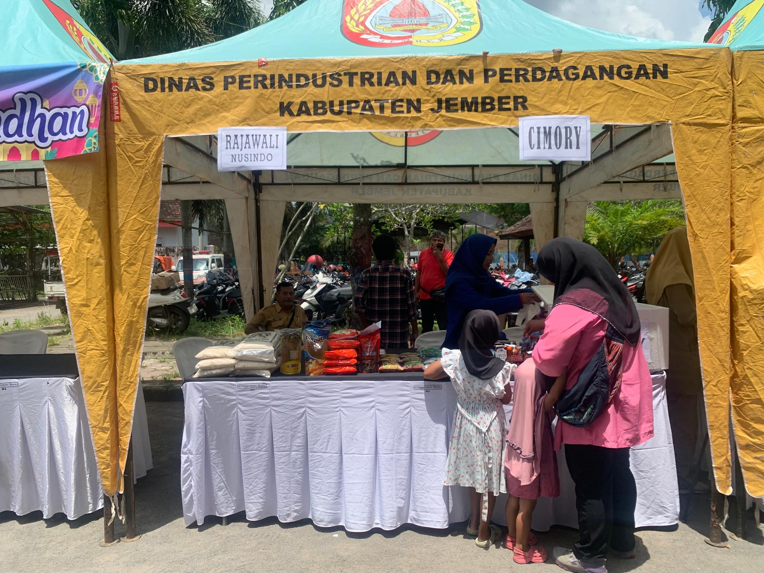 Pasar Murah Warnai Safari Ramadhan Pemkab Jember di Desa Wirowongso
