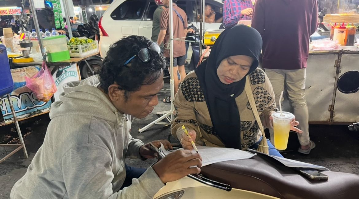 DisKopUKMDag Jember Distribusikan Kupon Beras kepada PKL di Sekitar Alun-Alun