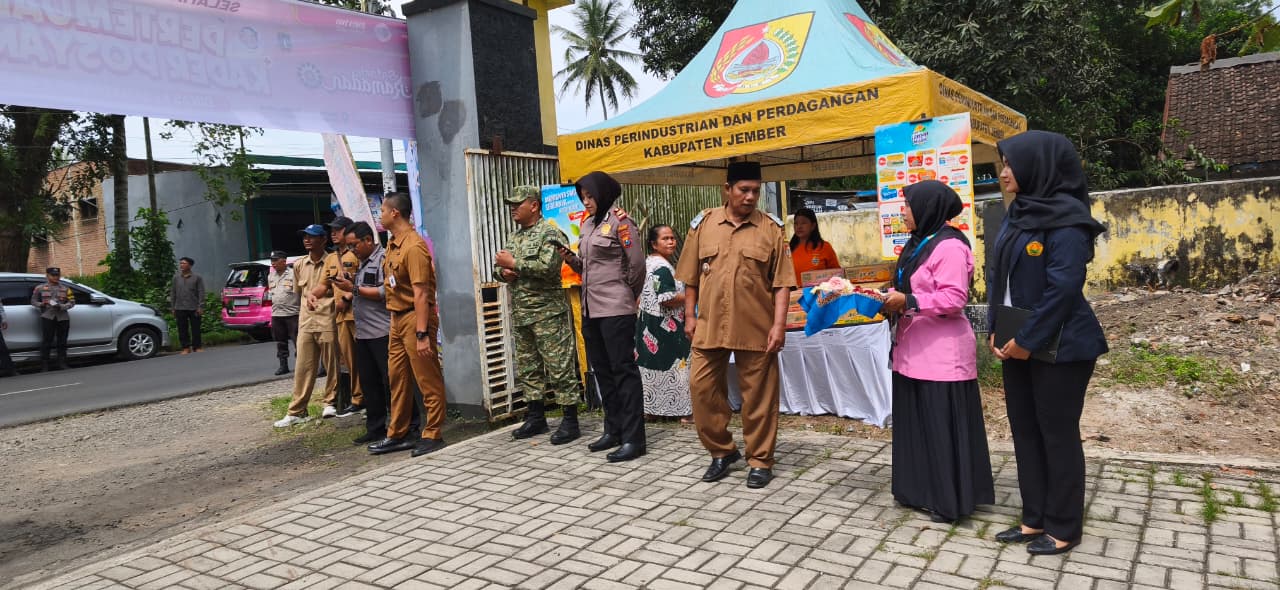 Pasar Murah Ramadhan di Balai Desa Sumber Jeruk, Kecamatan Kalisat Disambut  Antusias Warga
