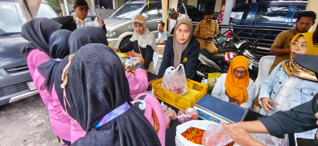 Pasar Murah Ramadhan di Balai Desa Sumber Jeruk, Kecamatan Kalisat Disambut  Antusias Warga