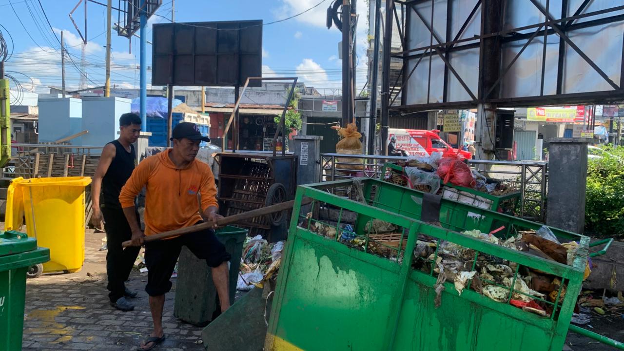 Lawan Kesan Kumuh, Pasukan Oranye Diskopumdag Jember Sisir Sampah di Pasar Mangli
