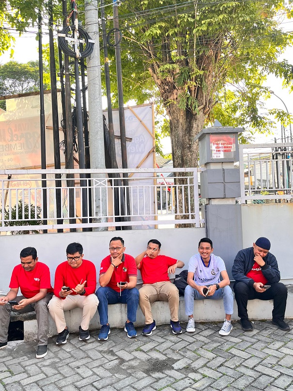 Estafet Gelas dan Tebak Kata Meriahkan Pekan Ketiga Lomba Agustusan Diskopum Jember