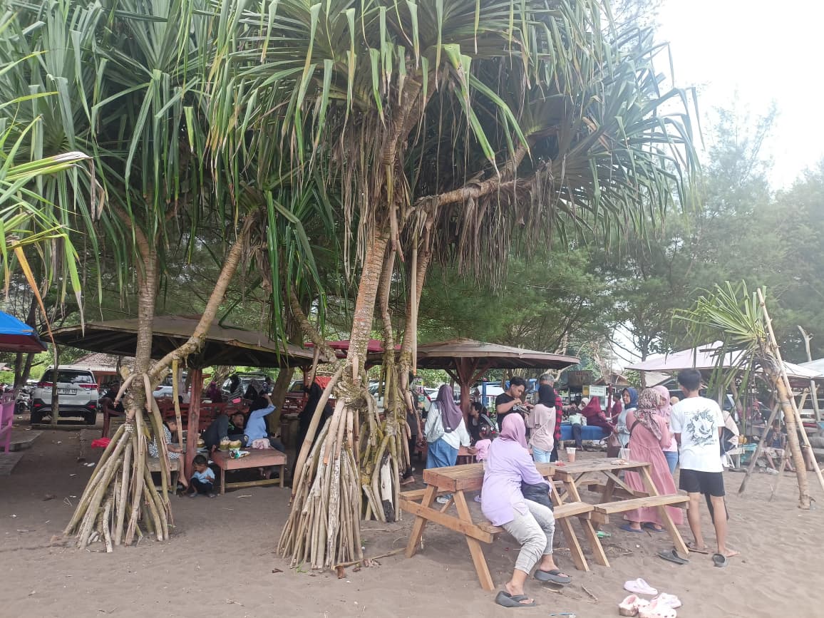 Libur Lebaran, UMKM dan PKL di Kawasan Pantai Watu Ulo Alami Peningkatan Penjualan