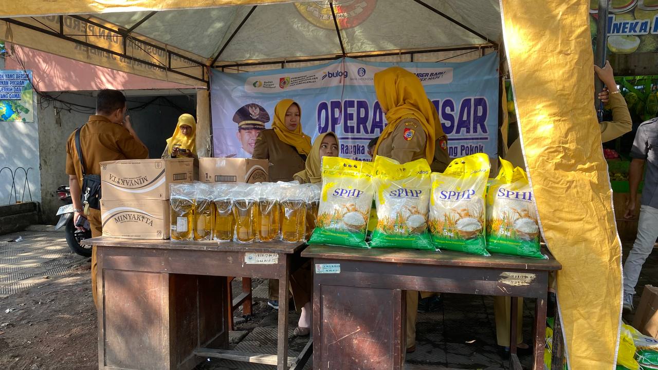 Tekan Harga Bahan Pokok, Diskopumdag Jember Gelar Operasi Pasar di Pasar Tanjung