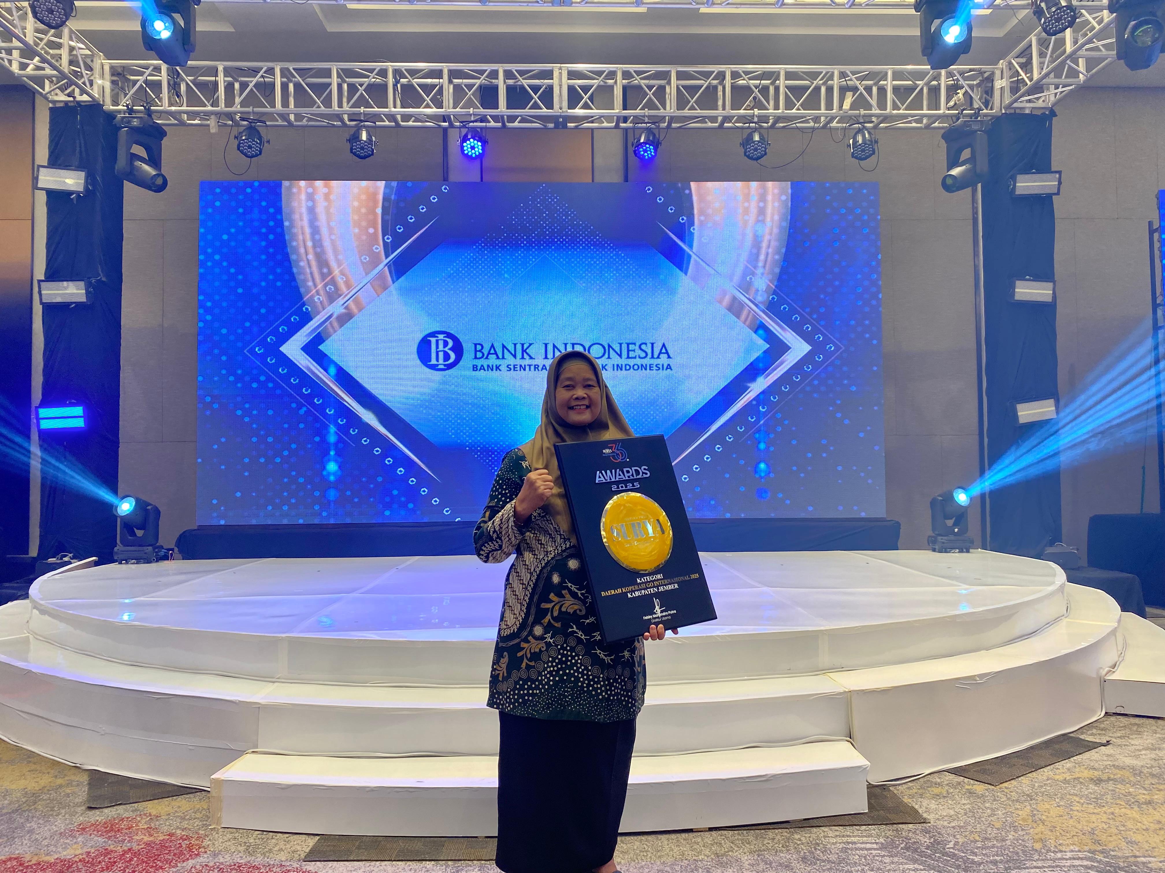 Pemkab Jember Raih Penghargaan “Daerah Koperasi Go Internasional” pada Surya Awards 2025 di Surabaya