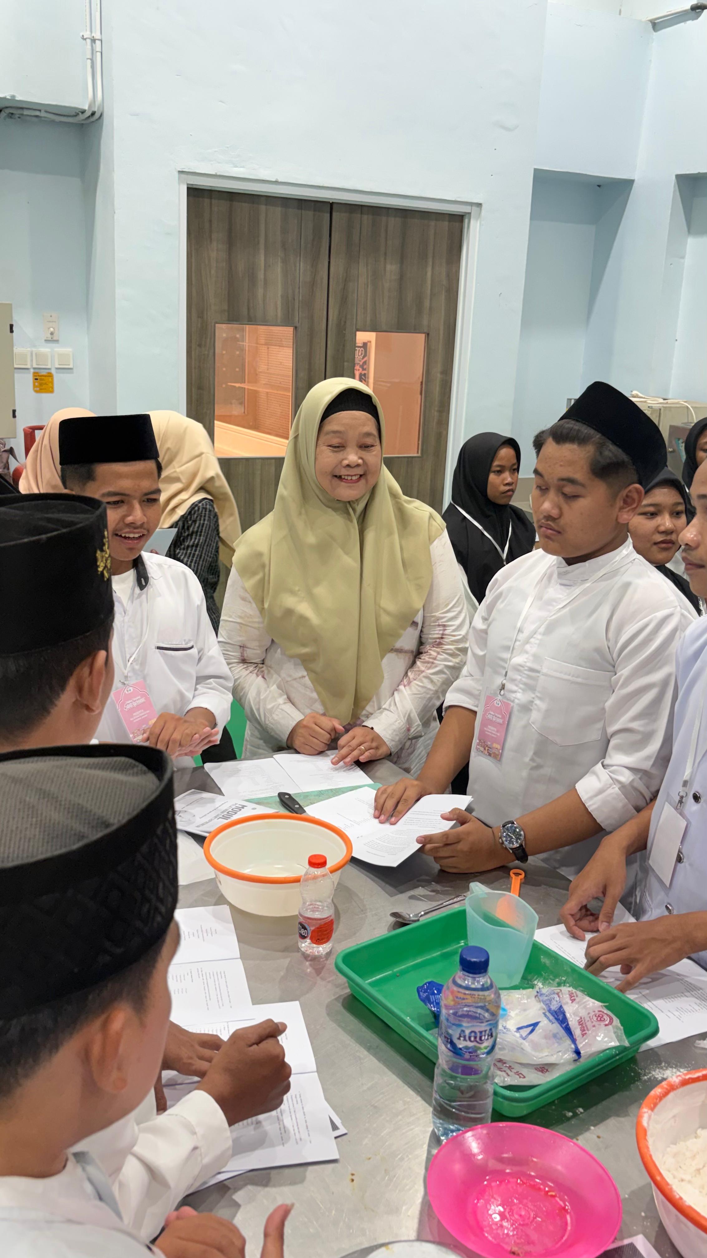 Pelatihan Vocasional Santripreneur: Santri Jember Belajar Jadi Wirausaha Melalui Kue Kering dan Mie Kering