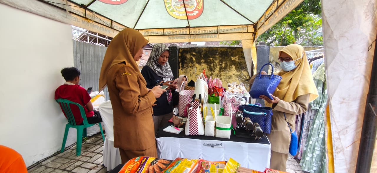 Pasar Murah Ramadhan di Balai Desa Sumber Jeruk, Kecamatan Kalisat Disambut  Antusias Warga