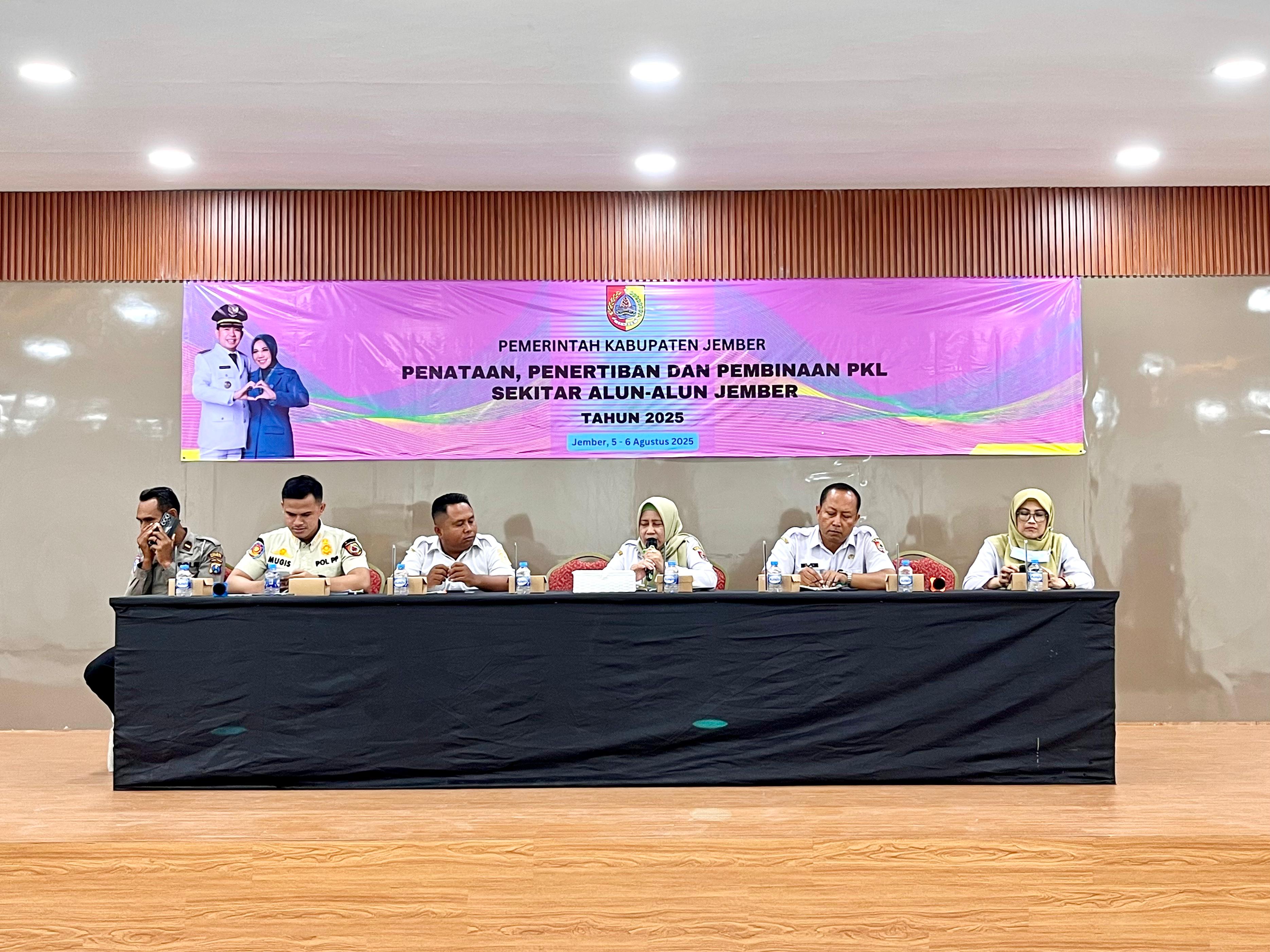 Diskopum Jember Gelar Rapat Koordinasi Penataan PKL Sekitar Alun-Alun di Gedung Jember Nusantara