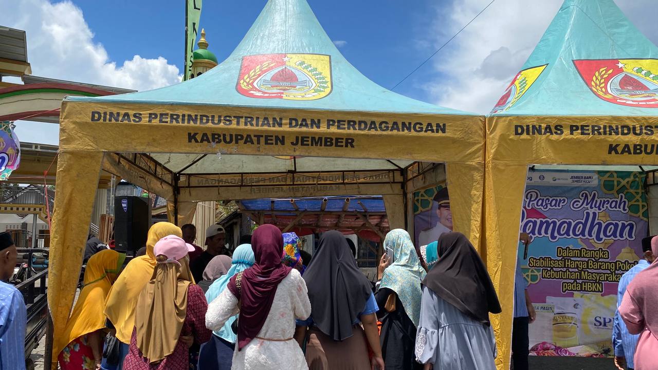 Warga Balung Serbu Telur di Pasar Murah Hingga Habis terjual
