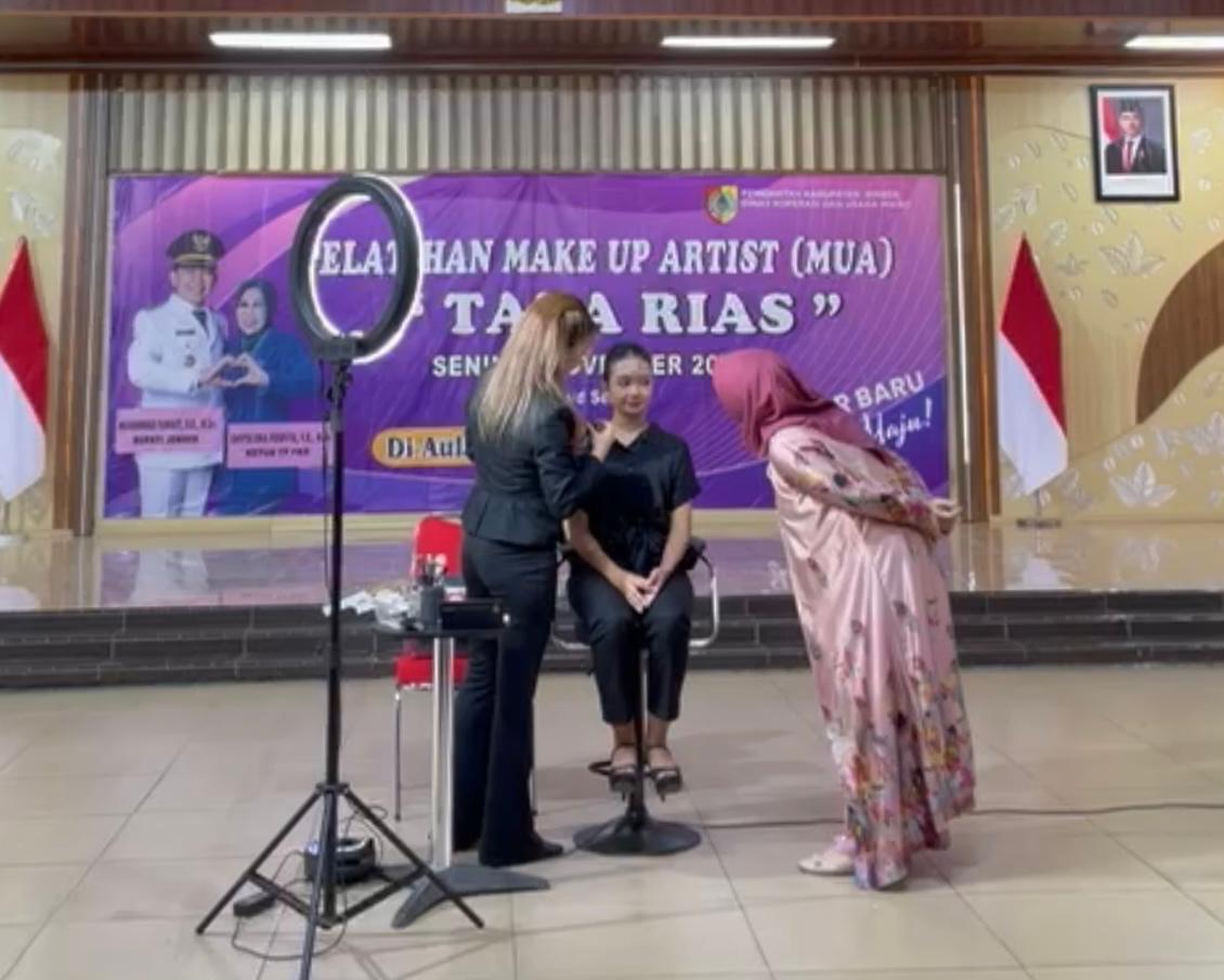 Pelatihan Tata Rias Make Up Artist (MUA), Dorong Kemandirian dan Kreativitas Perempuan di Jember