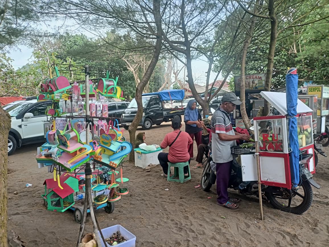 Libur Lebaran, UMKM dan PKL di Kawasan Pantai Watu Ulo Alami Peningkatan Penjualan