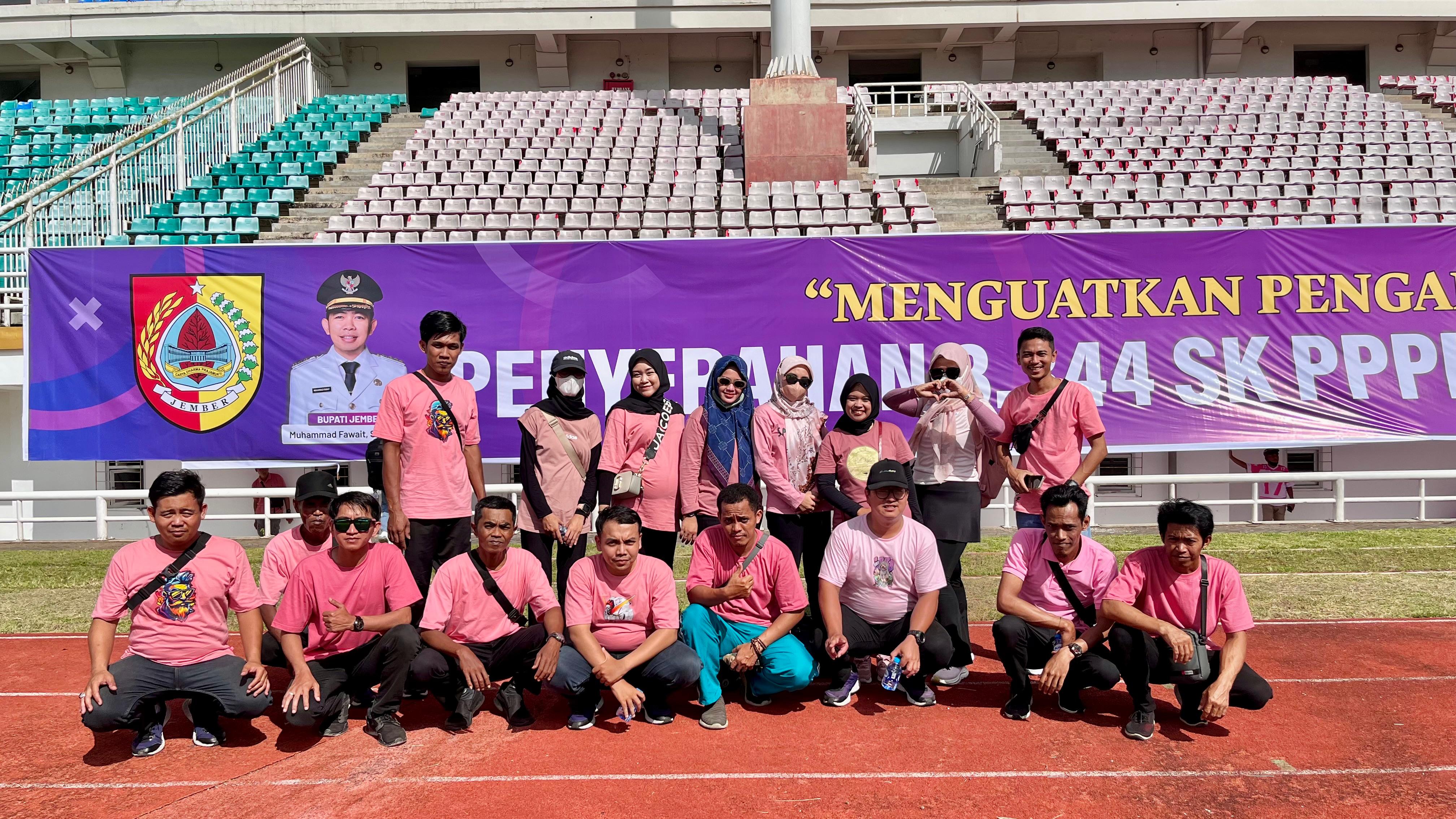 Olahraga Sore Bersama di JSG Dirangkai Penyerahan SK PPPK Paruh Waktu, 17 Staf Diskopum Jember Resmi Terima SK