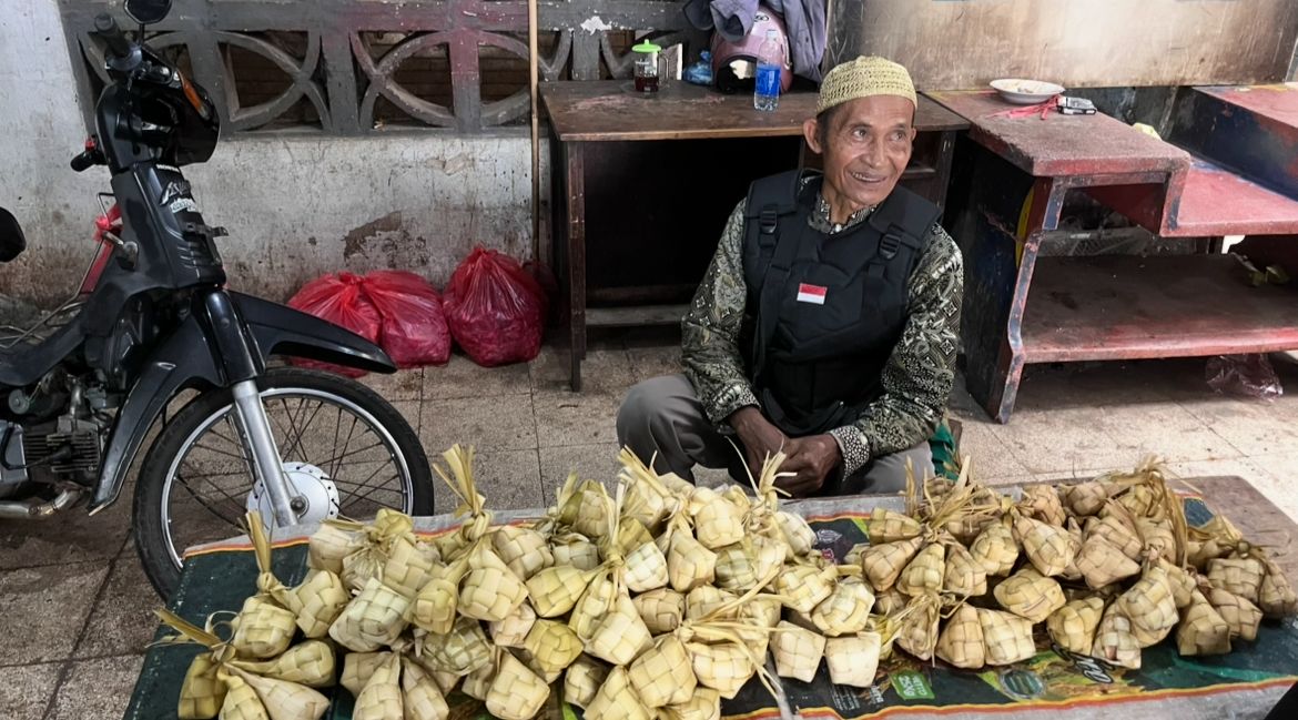 Momentum Lebaran Ketupat, Dongkrak Penjualan Ketupat di Pasar Tanjung Jember