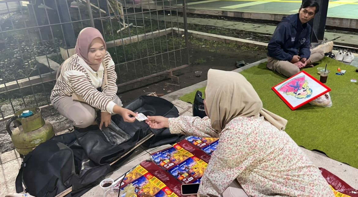 DisKopUKMDag Jember Distribusikan Kupon Beras kepada PKL di Sekitar Alun-Alun